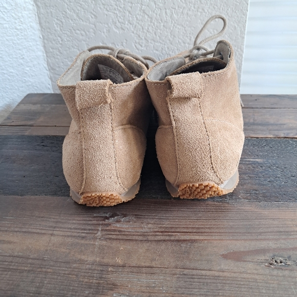 Eddie Bauer Women’s 7.5 Tan Suede Moccasin Style Rubber Sole Casual Tribal Vibes - Picture 6 of 13